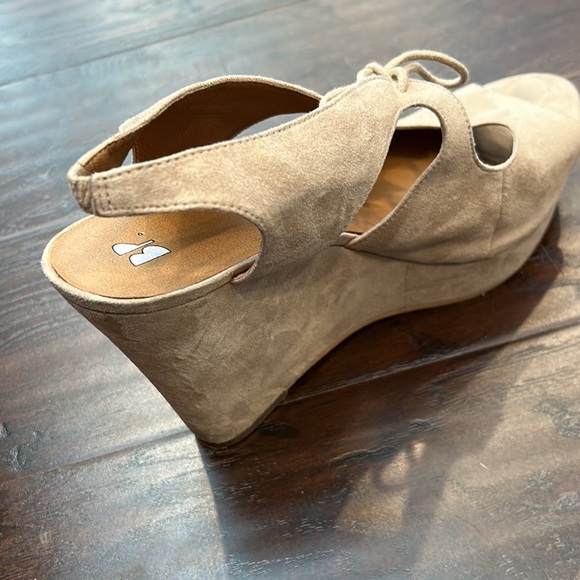 BP tan suede-like wedge open-toe shoes - Picture 4 of 8